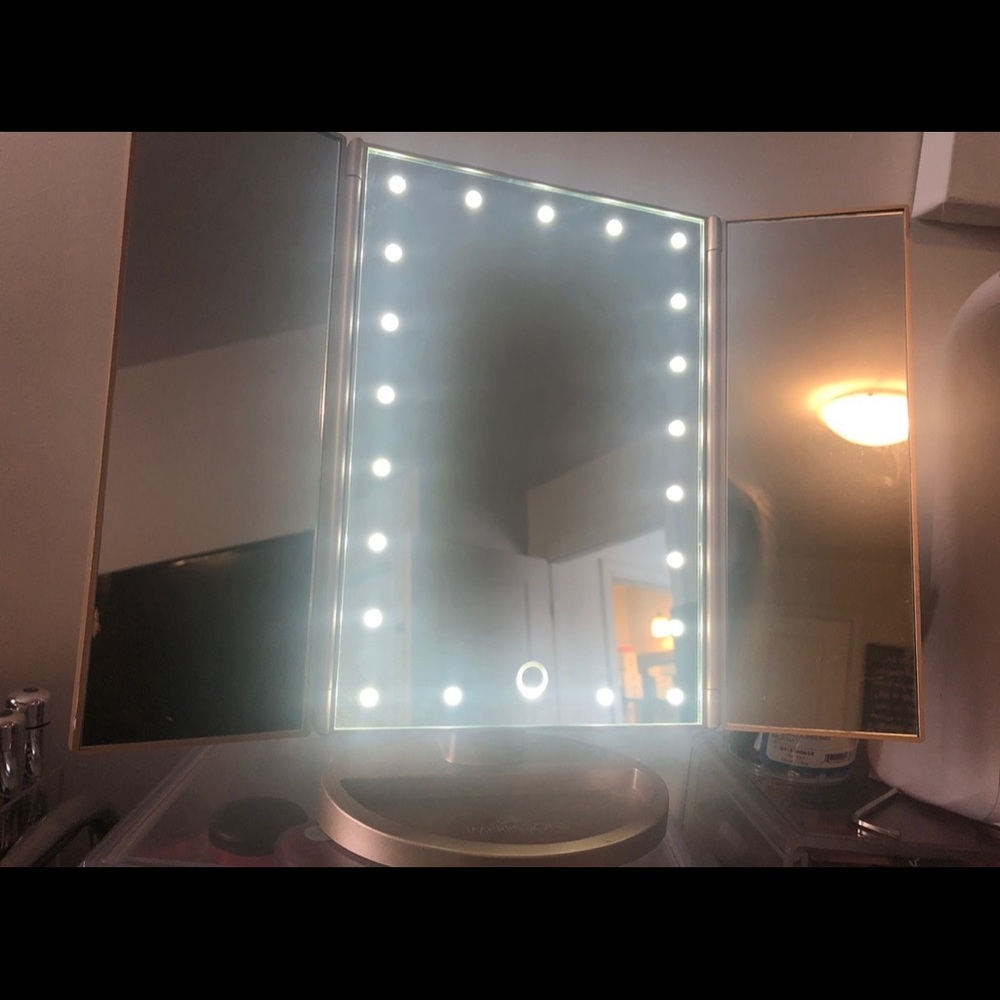 IMPRESSIONS LED Vanity cosmetics mirror